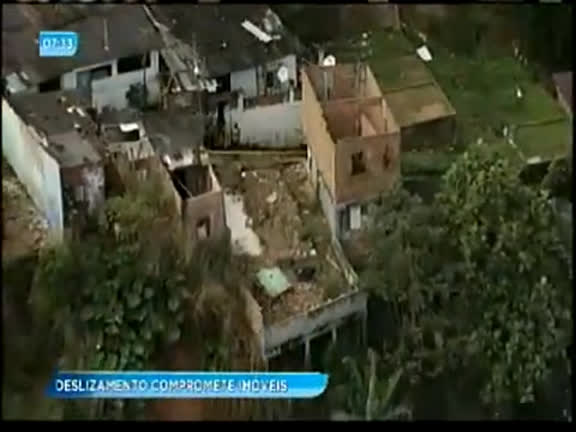 Vídeo: Deslizamento de terra compromete imóveis no Subúrbio de Salvador; assista