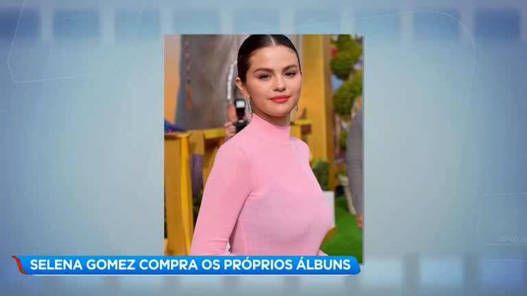 Vídeo: A Hora da Venenosa: Selena Gomes compra os próprios CDS em lojas