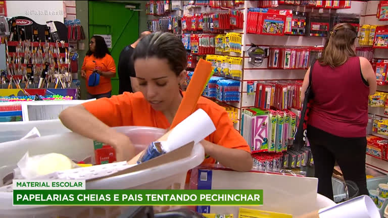 Vídeo: Pais já lotam papelarias e tentam pechinchar valores do material escolar