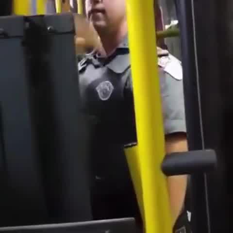 Vídeo: Policial agride passageiros dentro de ônibus em SP