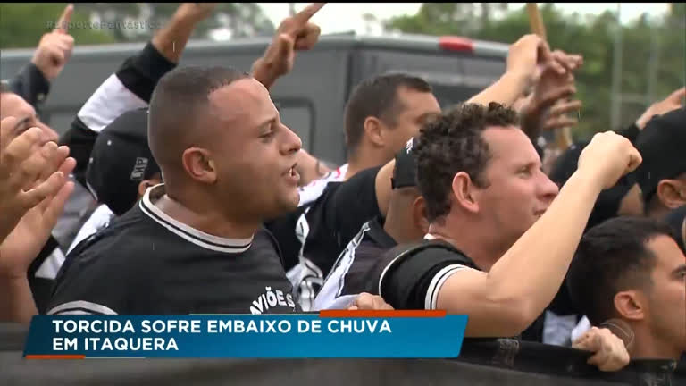 Vídeo: Torcida do Corinthians cobra time pela fase difícil do clube