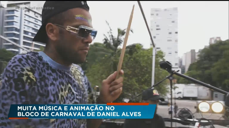 Vídeo: Daniel Alves comanda bloco de Carnaval em São Paulo