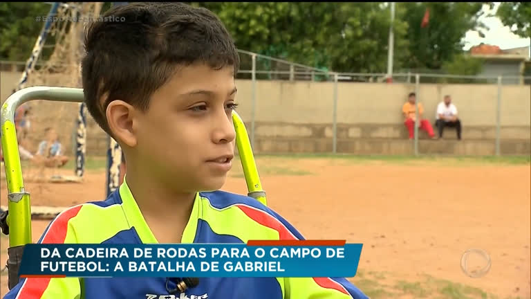 Vídeo: Amor pelo futebol: jovem supera deficiência para virar goleiro