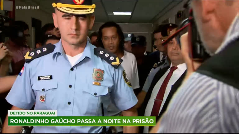 Vídeo: Ronaldinho Gaúcho e irmão são presos no Paraguai