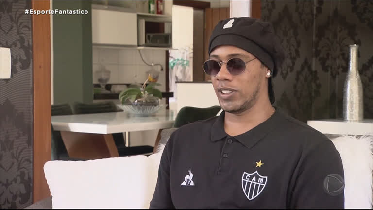 Vídeo: Fãs de Ronaldinho Gaúcho torcem para que ex-jogador seja solto