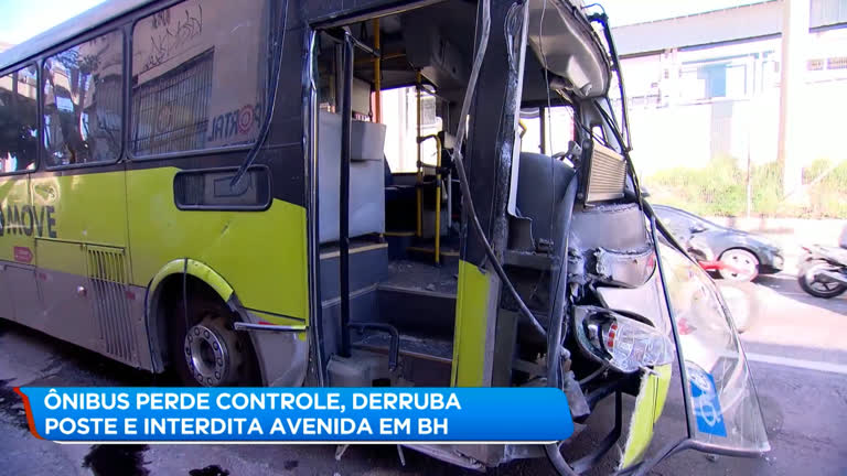 Vídeo: Ônibus perde o controle e interdita avenida de BH após bater em poste