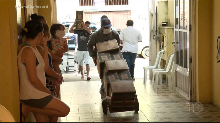 Vídeo: Uma das maiores empresas de varejo do país entrega toneladas de alimentos para comunidades carentes