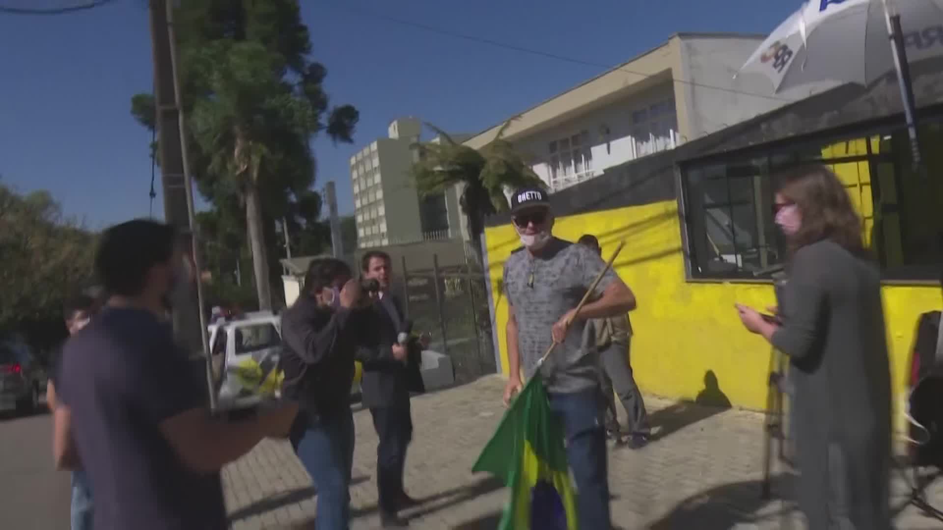 Vídeo: Manifestante agride cinegrafista da RIC TV, afiliada da Record TV
