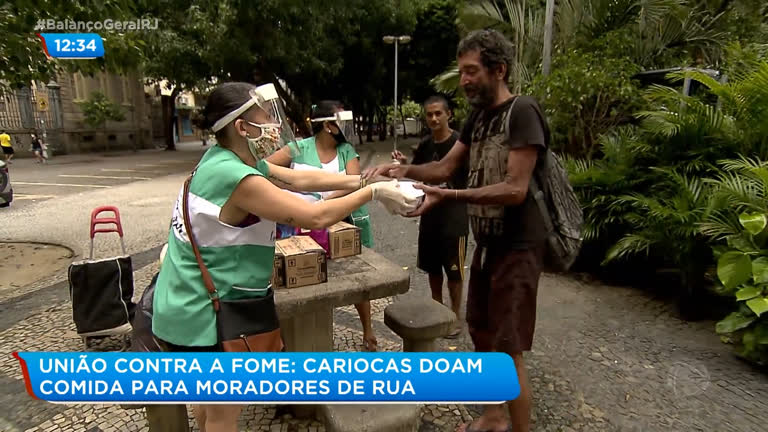 Vídeo: Cariocas se juntam e doam quentinhas para moradores de rua na zona sul do Rio