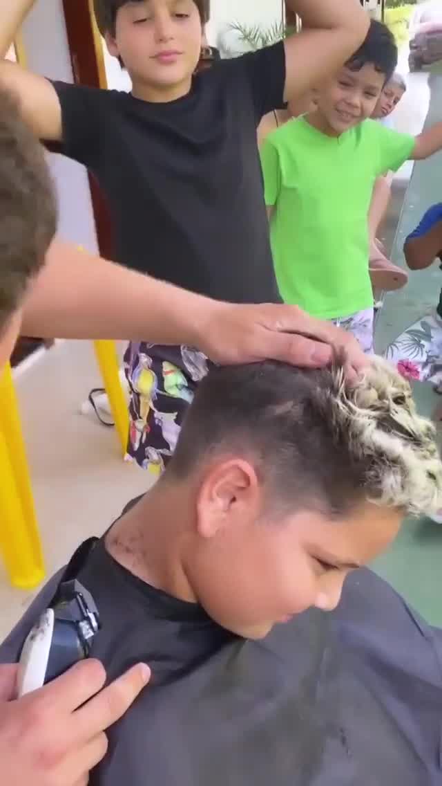 Vídeo: Wesley Safadão vira 'barbeiro' e se assusta com resultado