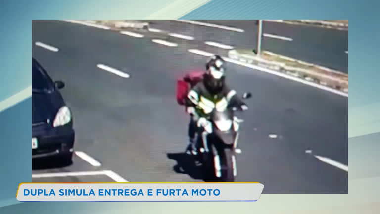 Vídeo: Dupla é suspeita de se passar de entregadores e furtar motocicleta