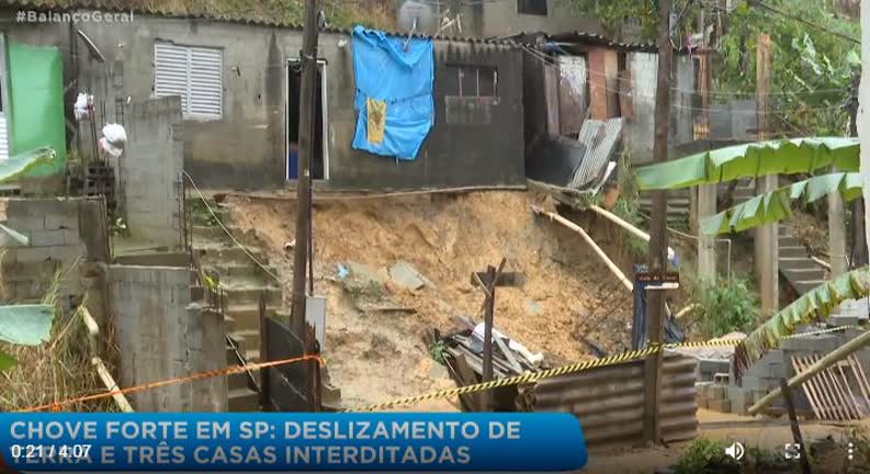 Vídeo: Três casas são interditadas após deslizamento de terra em SP