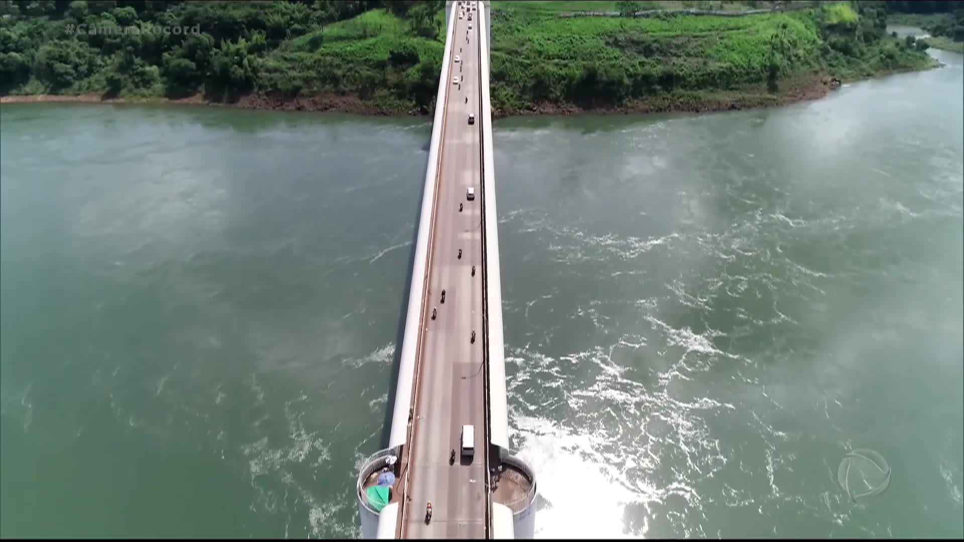Ponte da Amizade é uma das principais rotas dos traficantes de armas RecordTV R7 Câmera Record Ponte da Amizade é uma das principais rotas dos traficantes de armas RecordTV R7 Câmera Record
