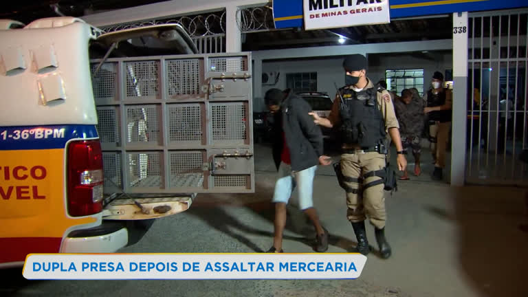 Vídeo: Dupla é presa suspeita de assaltar uma mercearia na Grande BH