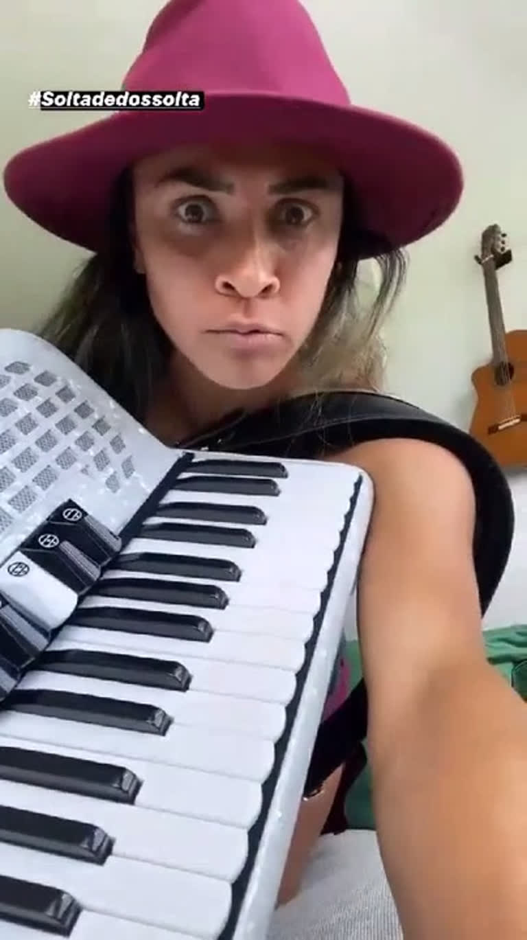 Vídeo: Marta tenta tocar sanfona, não consegue e se irrita. Confira!