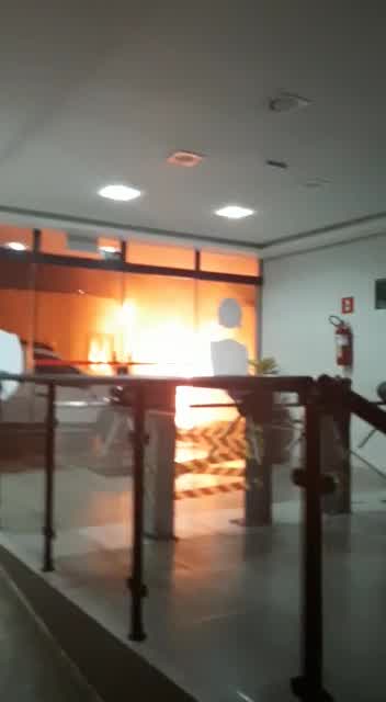 Vídeo: Quadrilha coloca fogo em frente à agência bancária em Botucatu (SP)
