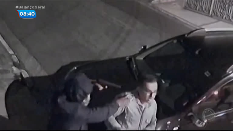 Vídeo: Motorista reage a assalto ao ver que arma de bandido era de brinquedo