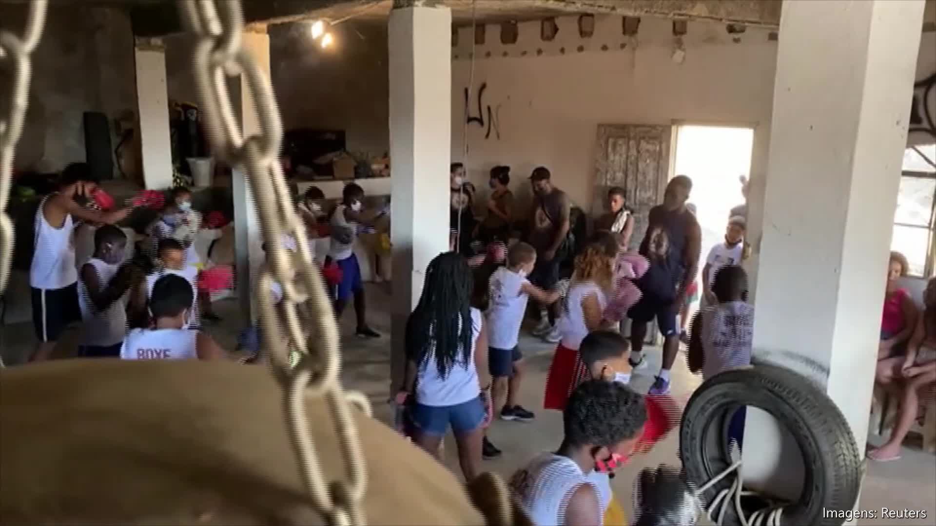 Vídeo: Academia de boxe para crianças de comunidade reabre no Rio