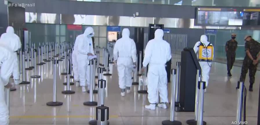 Vídeo: Forças Armadas fazem desinfecção no Aeroporto de Guarulhos
