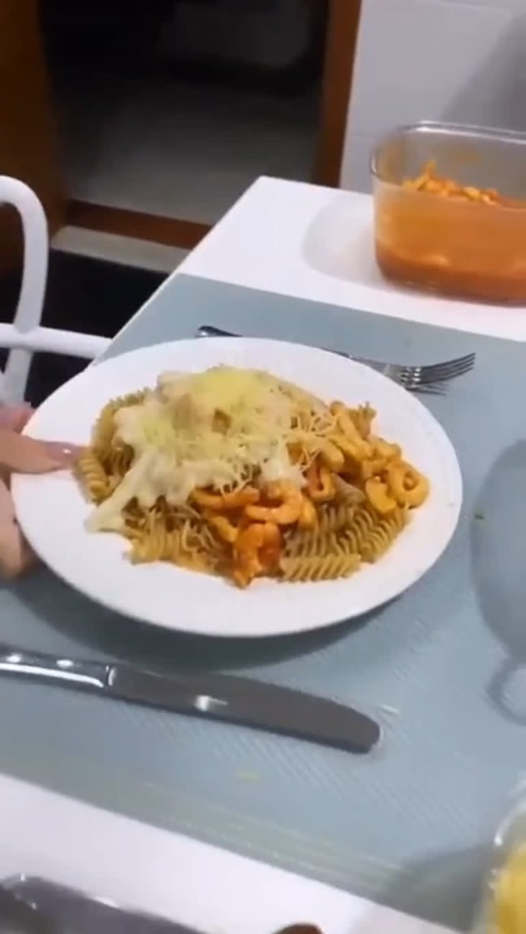 Vídeo: Flavia Pavanelli chama atenção por 'pratão' de comida: Treino pra isso