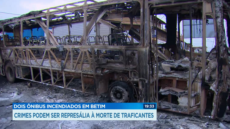 Vídeo: Grupo incendeia e destrói dois ônibus em Betim, na Grande BH