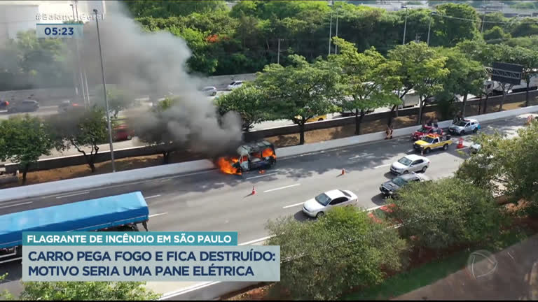 Vídeo: Van pega fogo e causa lentidão na marginal Tietê em São Paulo