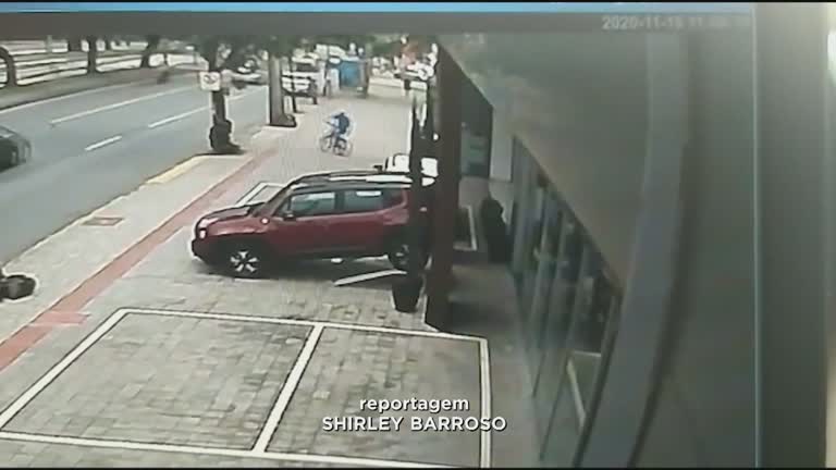Vídeo: Suspeito furta bicicleta dentro de concessionária na Pampulha em BH