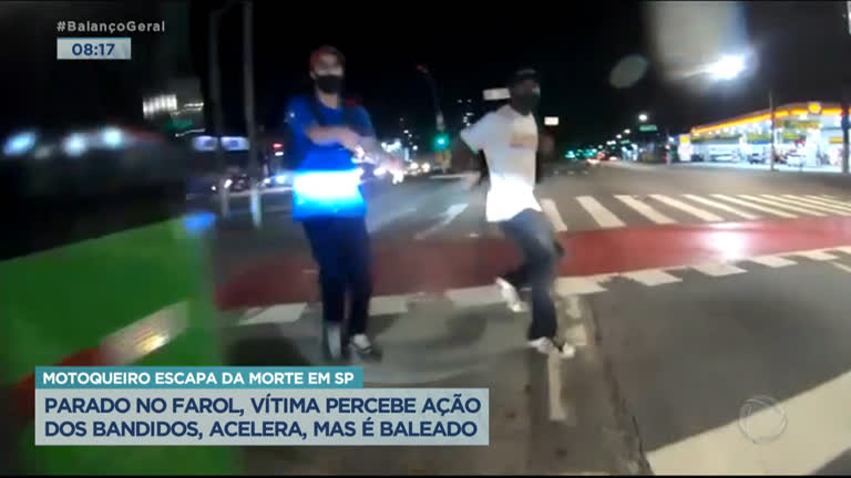 Vídeo: Motoqueiro é baleado durante tentativa de assalto em São Paulo
