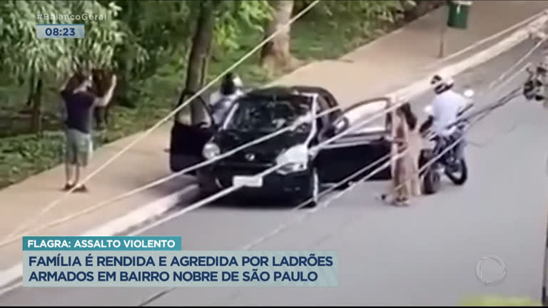 Vídeo: Família é rendida por bandidos violentos em bairro nobre de São Paulo