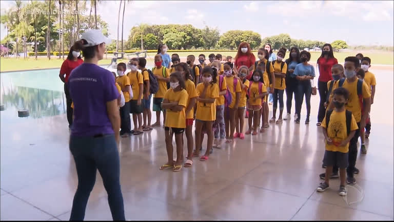 Palácio da Alvorada recebe a visita de crianças de programa social  comandado por Michelle Bolsonaro - Notícias - R7 JR na TV