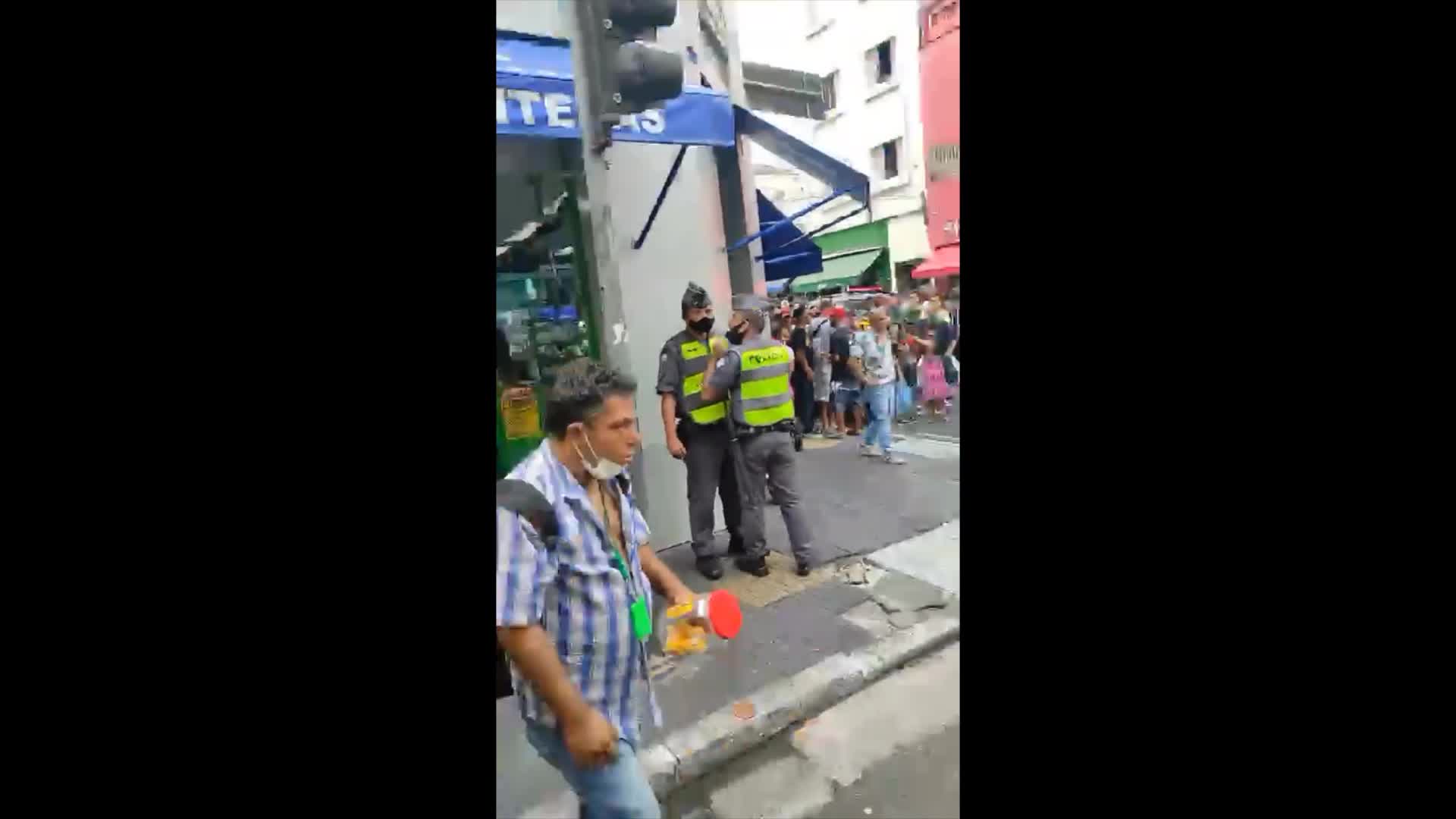 Vídeo: Veja imagens de PM de SP apontando arma para outro PM