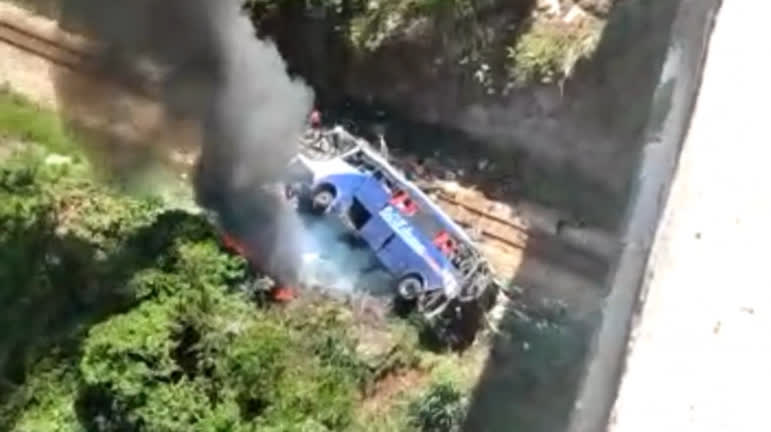 Vídeo: Ônibus de turismo cai de viaduto em MG; veja imagens