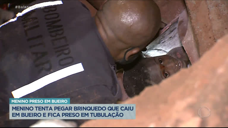 Vídeo: Menino de 8 anos é resgatado após cair em bueiro