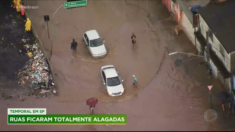 Vídeo: Temporal deixa ruas alagadas e carros submersos em São Paulo