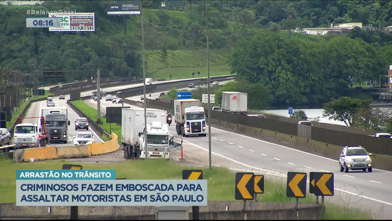 Vídeo: Criminosos fazem emboscada para assaltar motoristas em São Paulo