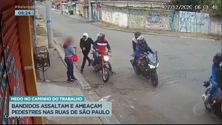 Vídeo: Bandidos assaltam e ameaçam pedestres nas ruas da Grande SP