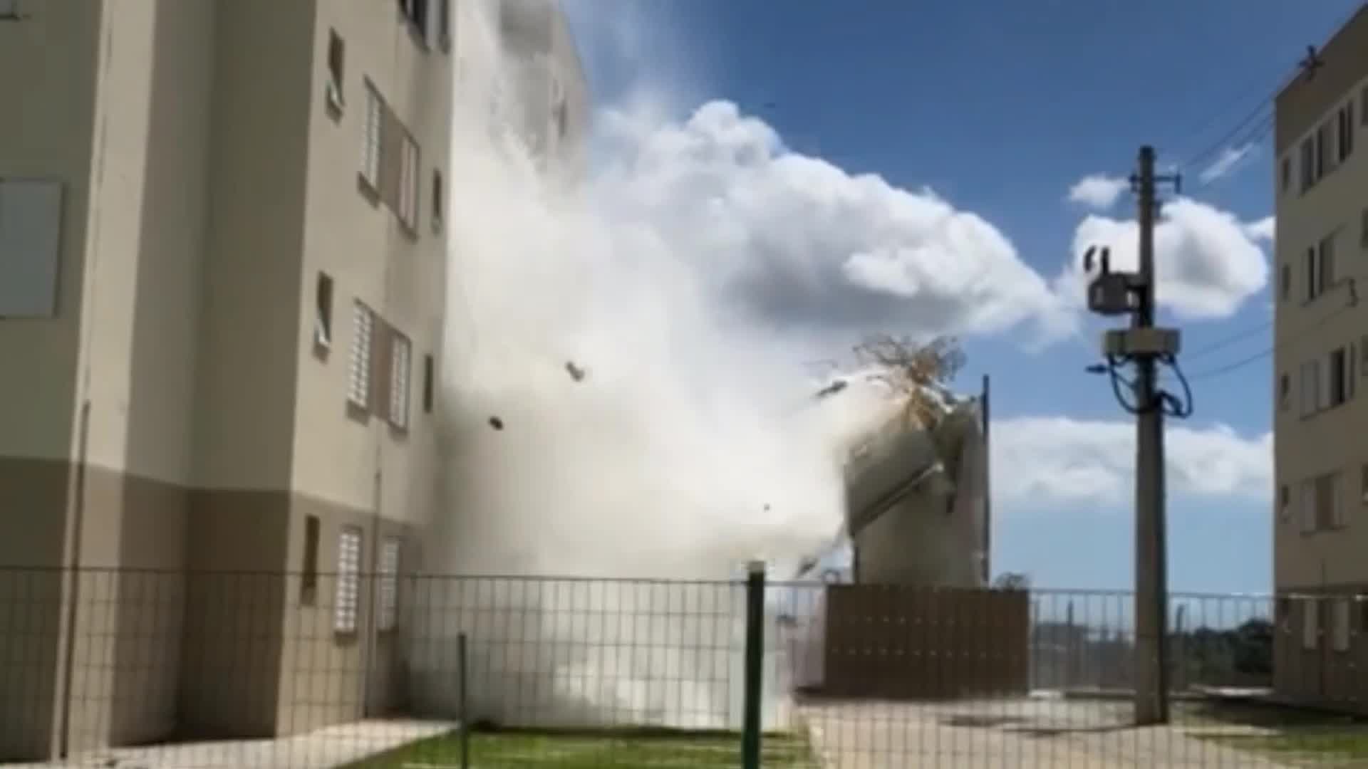 Vídeo: Caixas D'água desabam no ES e moradores são retirados de prédio