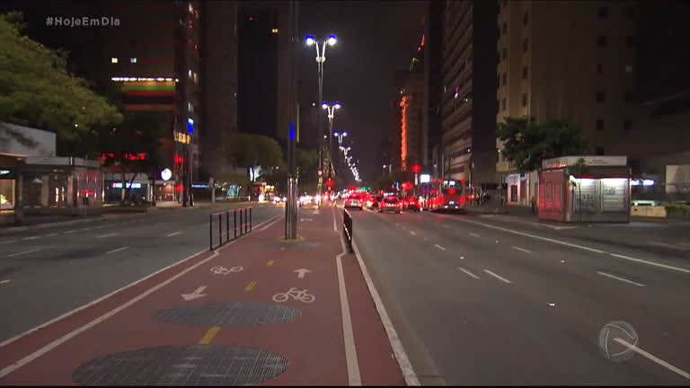 Vídeo: Ruas de SP ficam praticamente vazias durante virada do ano
