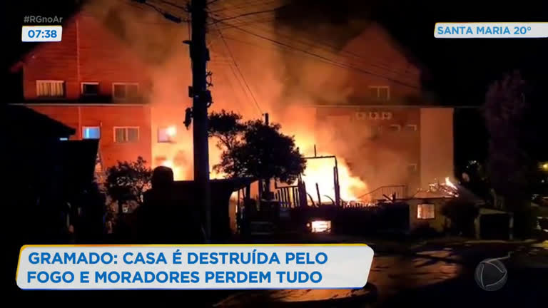 Vídeo: Gramado: casa é destruída pelo fogo e moradores perdem tudo