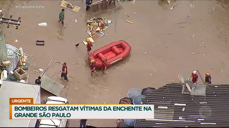 Vídeo: Bombeiros usam bote para resgatar vítimas de enchente na Grande São Paulo