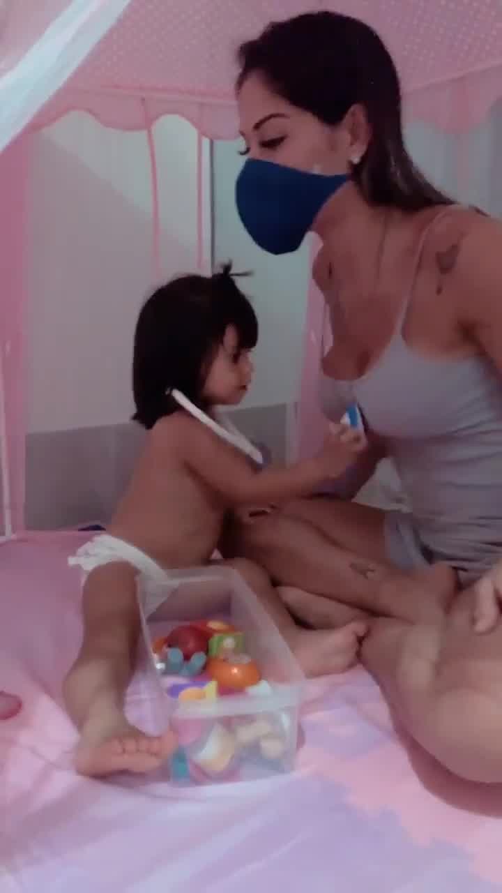 Vídeo: Mayra Cardi brinca com a fillha ao lado de Arthur Aguiar
