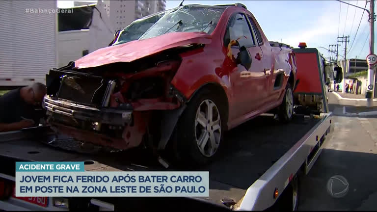 Vídeo: Jovem fica ferido após bater carro em poste na zona leste de São Paulo