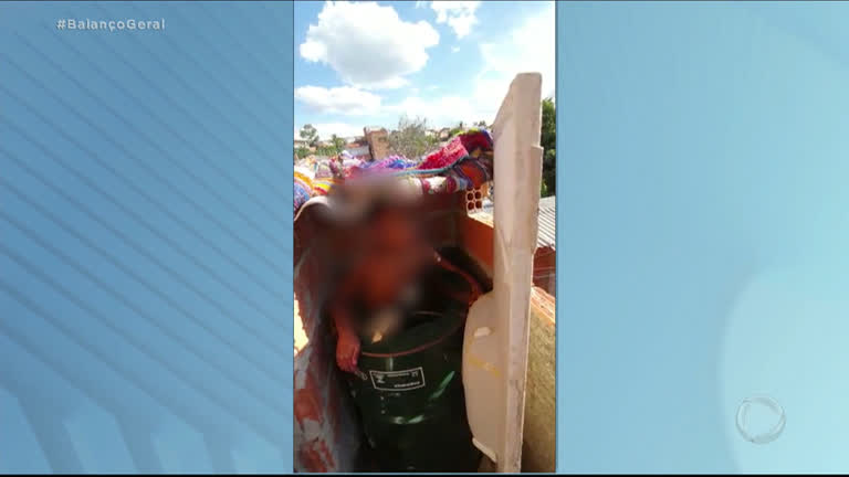 Vídeo: Vizinhos invadem casa de família que acorrentou menino dentro de tambor