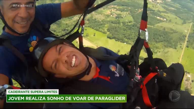 Vídeo: Jovem cadeirante realiza sonho de voar de paraglider