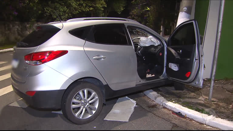 Vídeo: Ocupantes de carro de luxo fogem após baterem veículo em poste