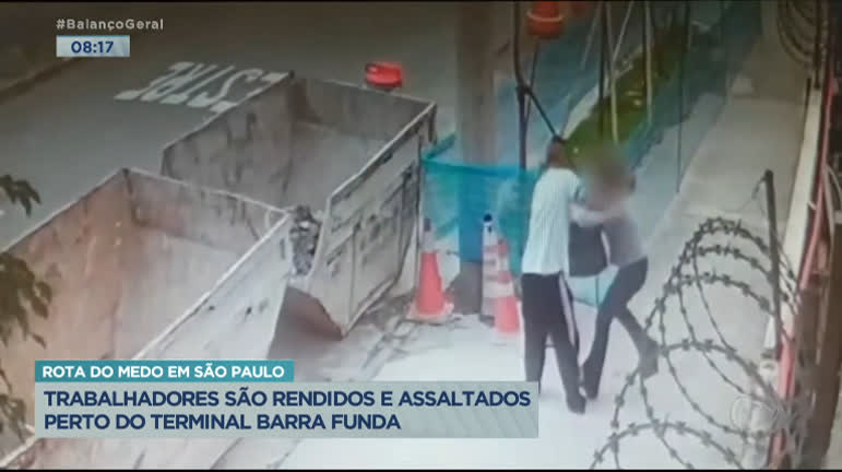 Vídeo: Trabalhadores são rendidos e assaltados perto do Terminal Barra Funda