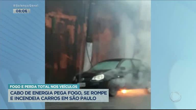 Vídeo: Cabo de energia pega fogo e incendeia carros em São Paulo