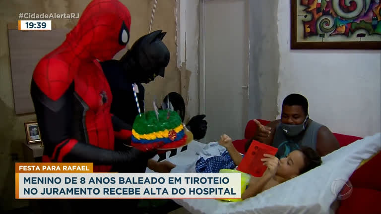 Vídeo: Rio: Criança vítima de bala perdida comemora aniversário em casa