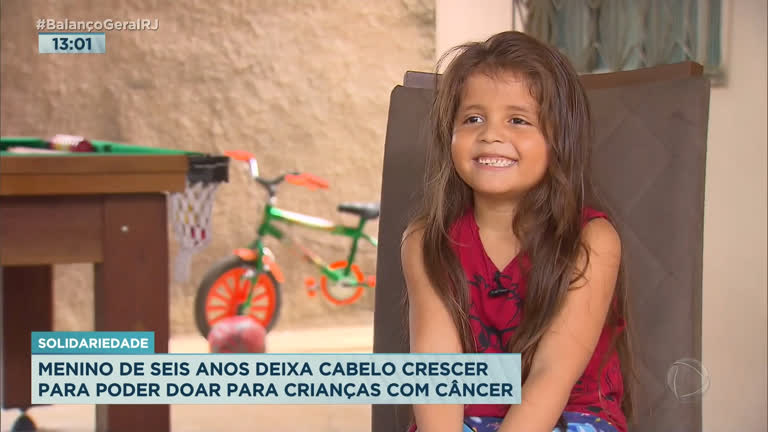Vídeo: Menino de 6 anos deixa cabelo crescer para doar a crianças com câncer