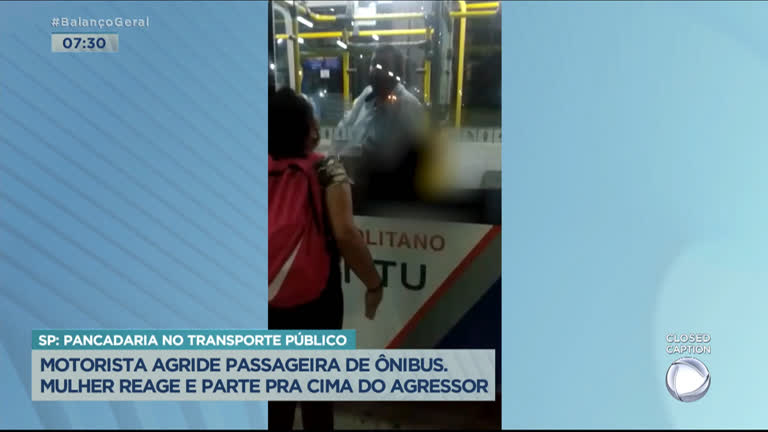 Vídeo: Motorista e passageira trocam agressões em ônibus na Grande São Paulo